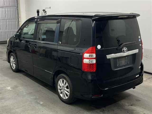 TOYOTA NOAH 2010