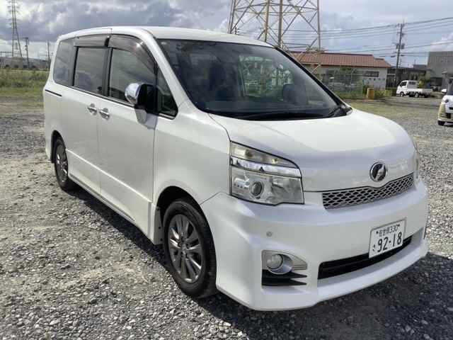 TOYOTA VOXY 2013