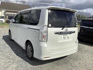 TOYOTA VOXY 2013