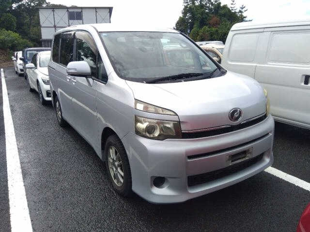 TOYOTA VOXY 2010