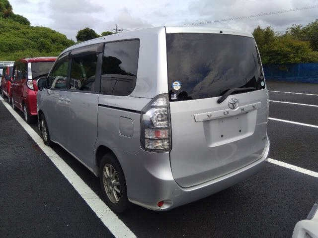 TOYOTA VOXY 2010