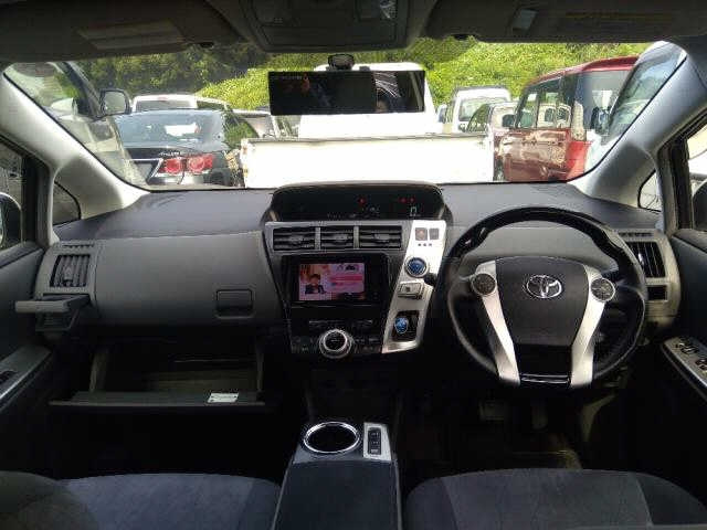 TOYOTA PRIUS ALPHA 2013