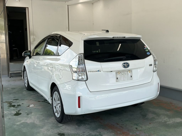 TOYOTA PRIUS ALPHA 2012