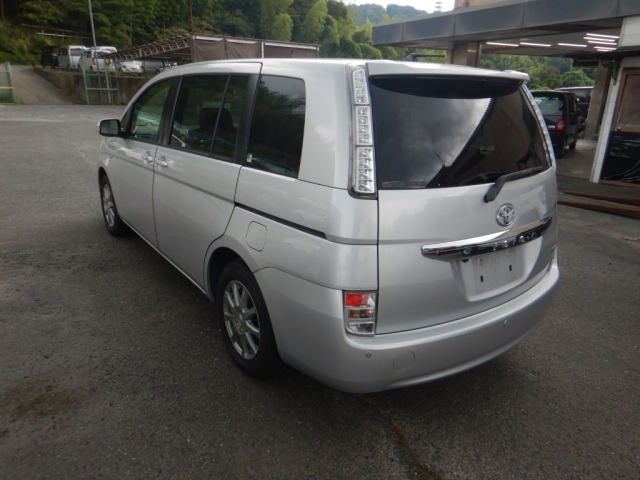 TOYOTA ISIS 2011