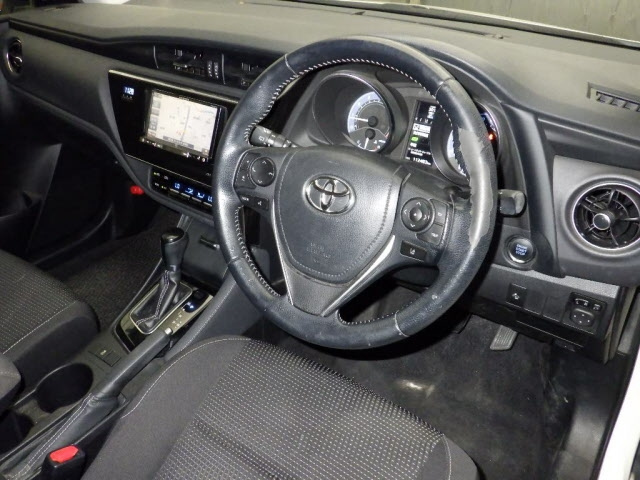 TOYOTA AURIS 2016