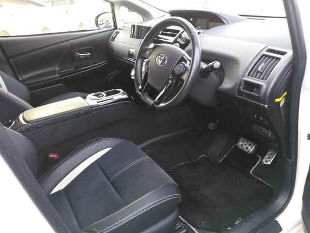TOYOTA PRIUS ALPHA 2015