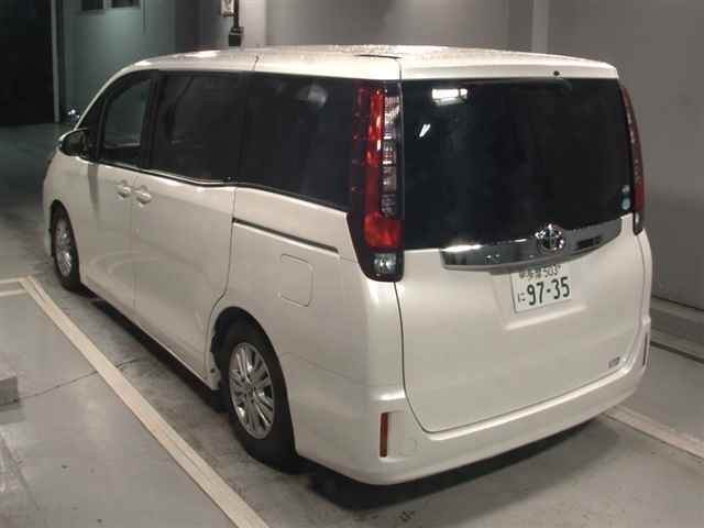 TOYOTA NOAH 2015