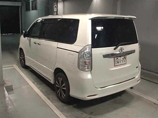 TOYOTA VOXY 2011