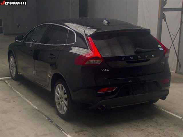 VOLVO V40 2016