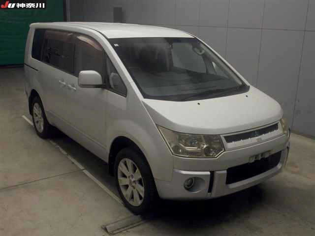 MITSUBISHI DELICA D5 2010