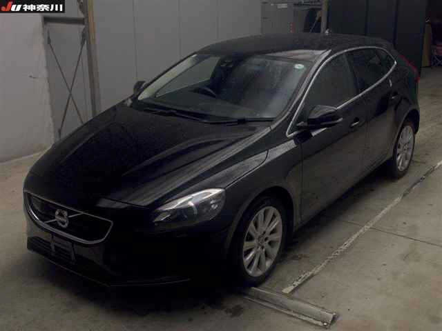 VOLVO V40 2016
