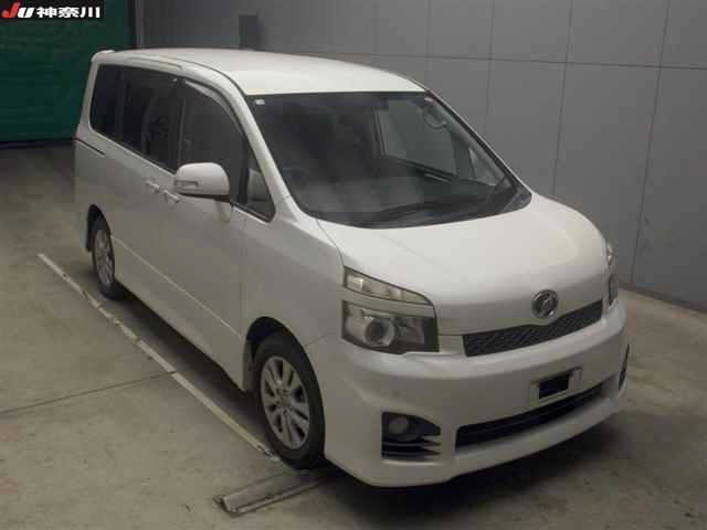 TOYOTA VOXY 2010