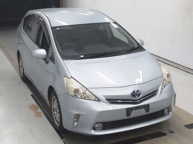 TOYOTA PRIUS ALPHA 2011