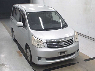TOYOTA NOAH 2011