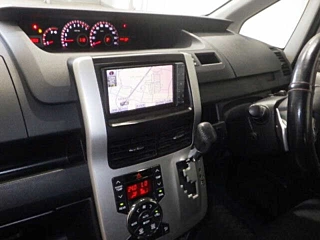 TOYOTA VOXY 2011