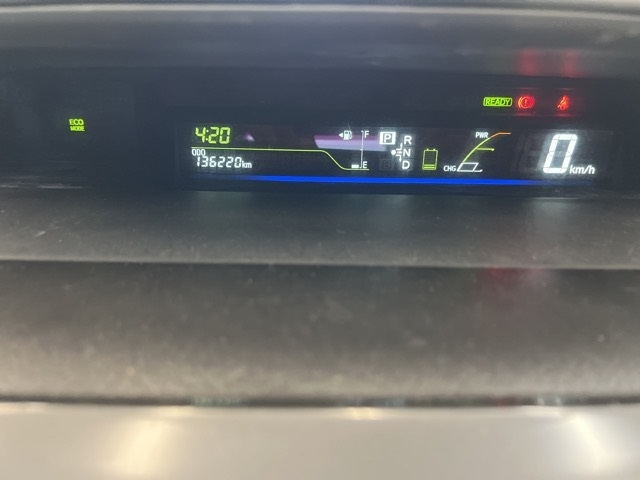 TOYOTA PRIUS ALPHA 2011