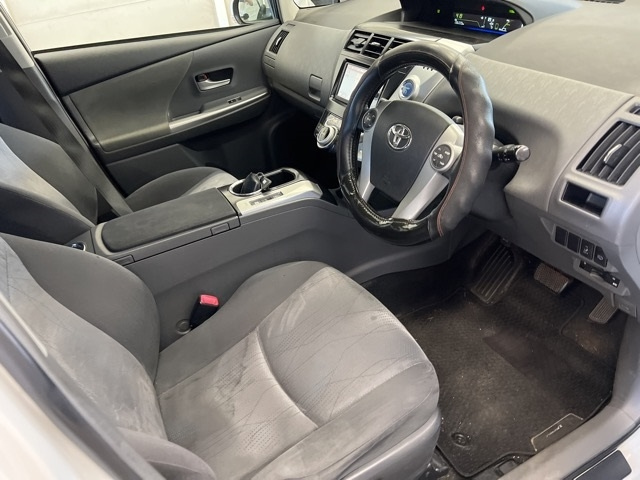 TOYOTA PRIUS ALPHA 2011