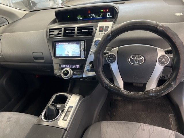 TOYOTA PRIUS ALPHA 2011
