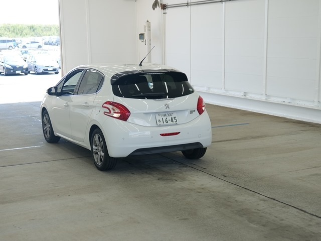 PEUGEOT 208 2015