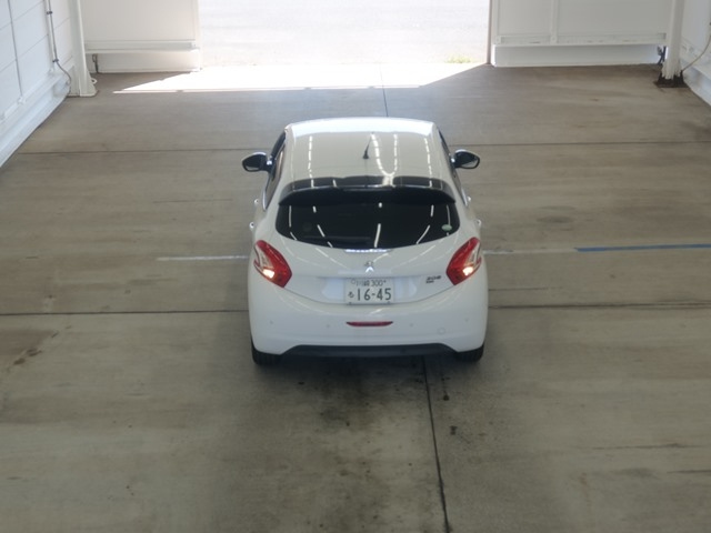 PEUGEOT 208 2015
