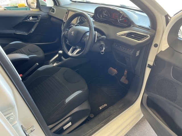 PEUGEOT 208 2015