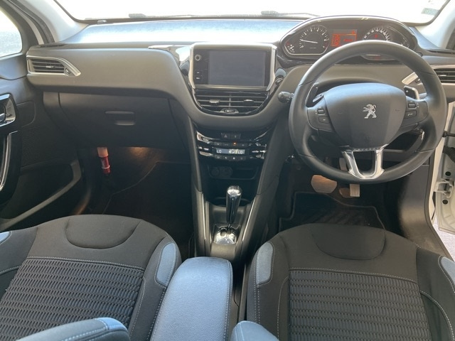 PEUGEOT 208 2015