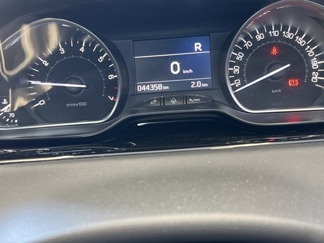 PEUGEOT 208 2015