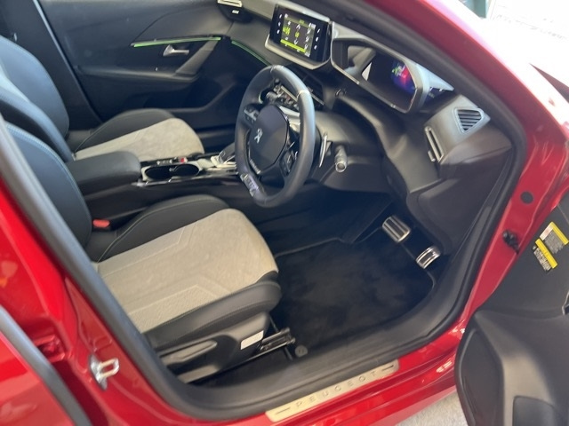 PEUGEOT 208 2021