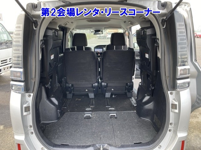 TOYOTA VOXY 2019