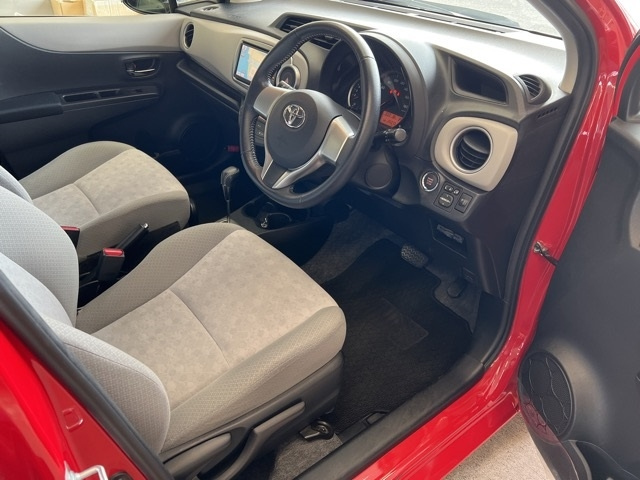 TOYOTA VITZ 2011