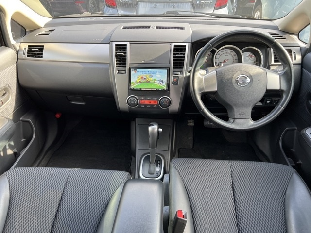 NISSAN TIIDA 2010