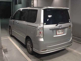 TOYOTA VOXY 2010