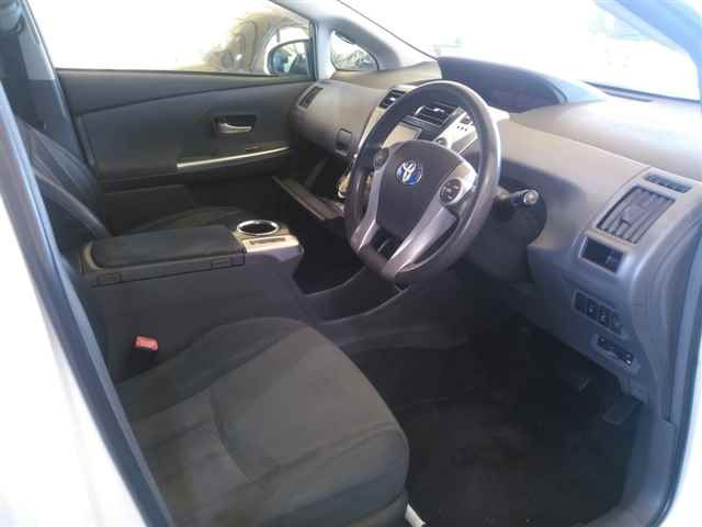 TOYOTA PRIUS ALPHA 2013