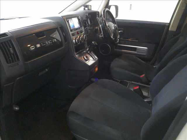 MITSUBISHI DELICA D5 2013