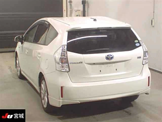 TOYOTA PRIUS ALPHA 2013