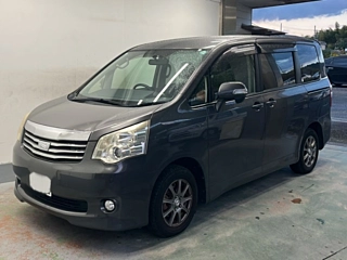 TOYOTA NOAH 2013
