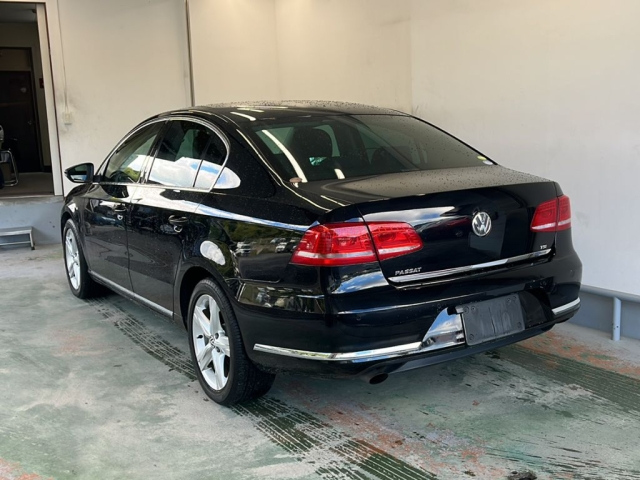 VOLKSWAGEN PASSAT 2011