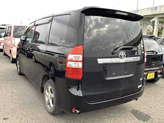TOYOTA NOAH 2010