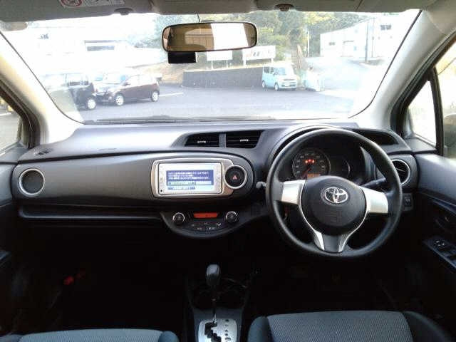 TOYOTA VITZ 2013