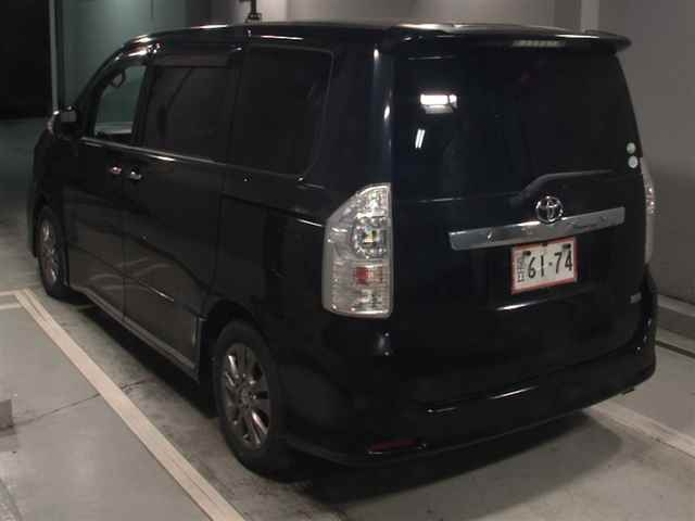 TOYOTA VOXY 2013