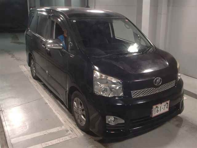 TOYOTA VOXY 2013