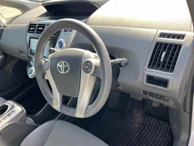 TOYOTA PRIUS ALPHA 2013