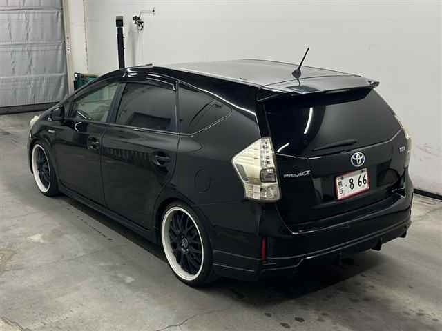 TOYOTA PRIUS ALPHA 2011