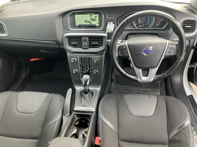 VOLVO V40 2016