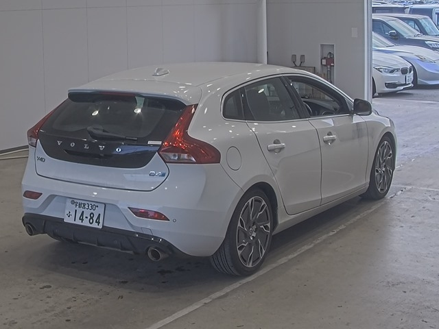 VOLVO V40 2016