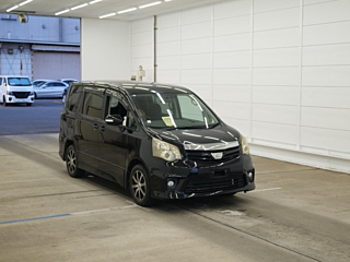 TOYOTA NOAH 2010