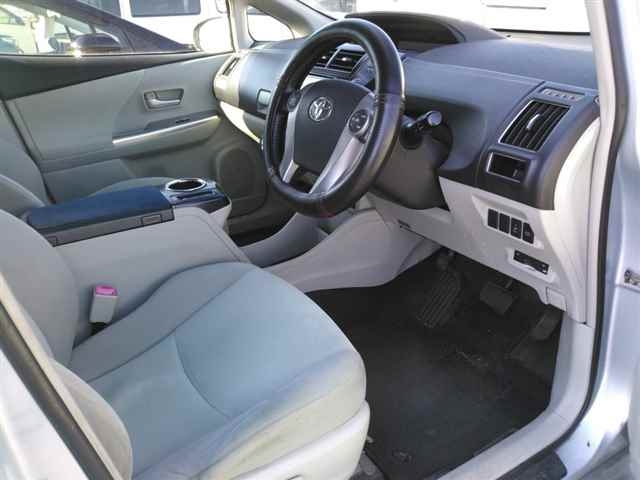 TOYOTA PRIUS ALPHA 2011