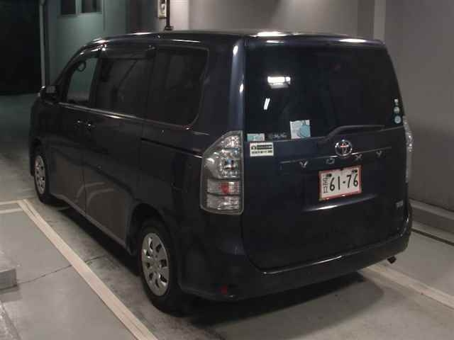 TOYOTA VOXY 2013