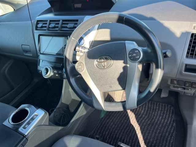 TOYOTA PRIUS ALPHA 2013