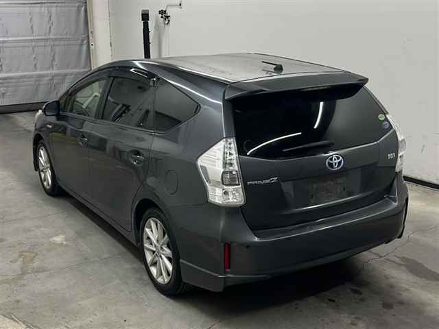 TOYOTA PRIUS ALPHA 2013